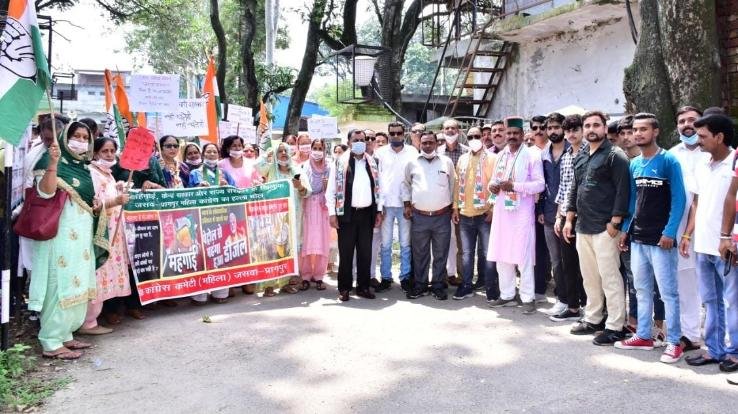 जसवां:परागपुर: महिला कांग्रेस ने सरकार के खिलाफ परागपुर में किया धरना प्रदर्शन