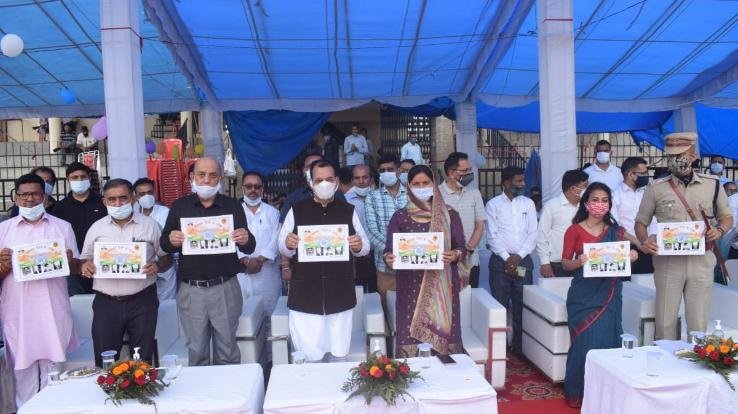 हमीरपुर : सुरेश भारद्वाज ने किया ध्वजारोहण, भव्य परेड की ली सलामी
