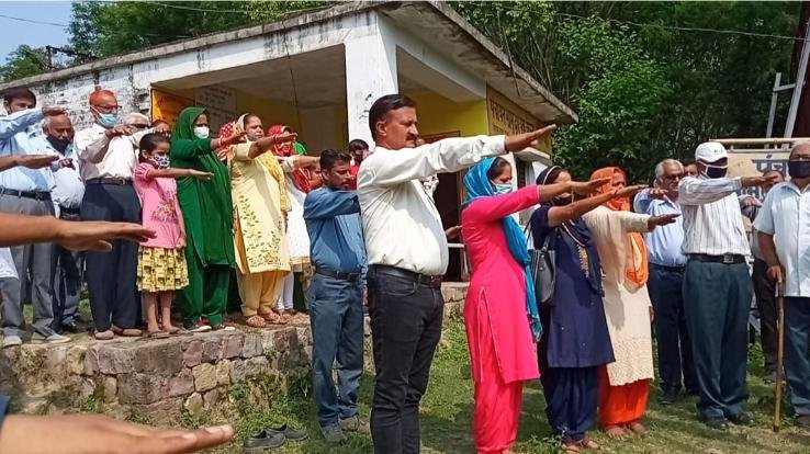 देहरा: खेरियाँ पँचायत में फहराया गया झंडा