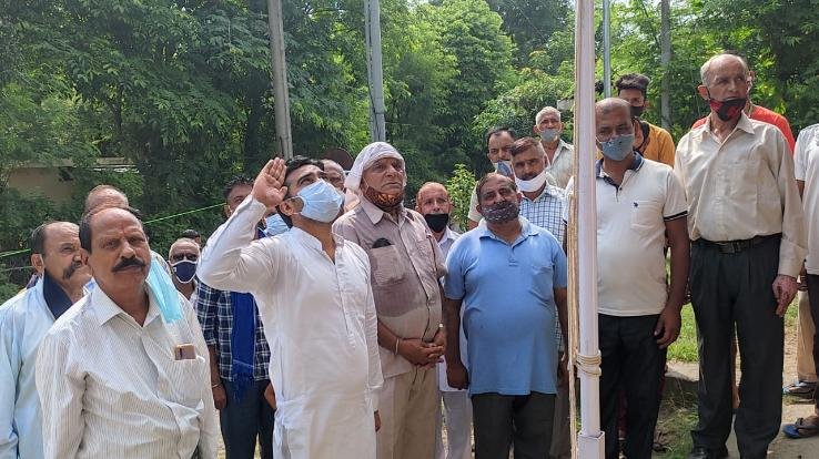 100 वर्ष पुरानी कृषि सहकारी सभा समिति बिलासपुर में भाजपा नेता डॉ सुकृत सागर ने फहराया तिरंगा