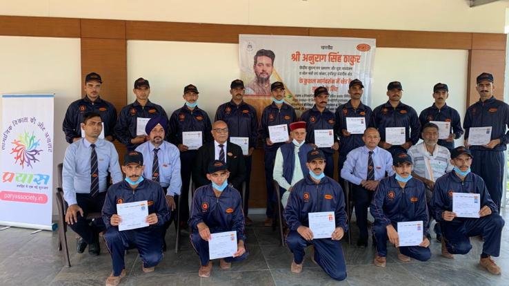हमीरपुर :पूर्व मुख्यमंत्री ने अवाहदेवी में प्रयास संस्था द्वारा चलाए जा रहे प्रशिक्षण शिविर की समाप्ति पर प्रशिक्षुओं को बांटे सर्टिफिकेट