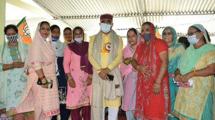 जसवां-परागपुर : उद्योग मंत्री ने बरनाली में महिला मंडलों को बांटा सामान