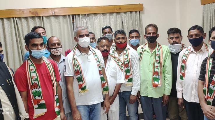 ज्वालामुखी में 15 लोगों ने थामा कांग्रेस का दामन