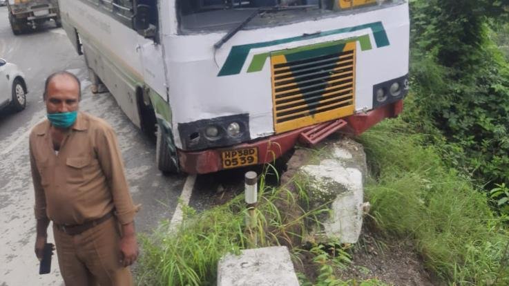 दाड़लाघाट : चालक की सूझबूझ से टला बड़ा हादसा, पट्टा टूटने से बस दुर्घटनाग्रस्त