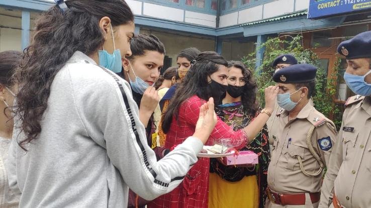 शिमला : पुलिस के जवानों के साथ एबीवीपी ने मनाया रक्षा बंधन: अभाविप