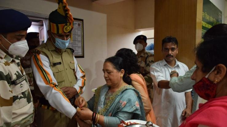 शिमला : राष्ट्र सेविका समिति तथा आखिल भारतीय विद्यार्थी परिषद की बहनों ने जवानों को बांधी राखी