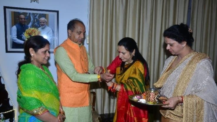 महिला मोर्चा की सदस्यों ने मुख्यमंत्री की कलाई पर बांधी राखी