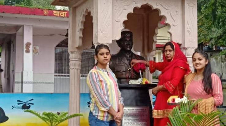 पालमपुर : शहीद मेजर अशोक वालिया की प्रतिमा पर बहन आशा वालिया ने बाँधी राखी