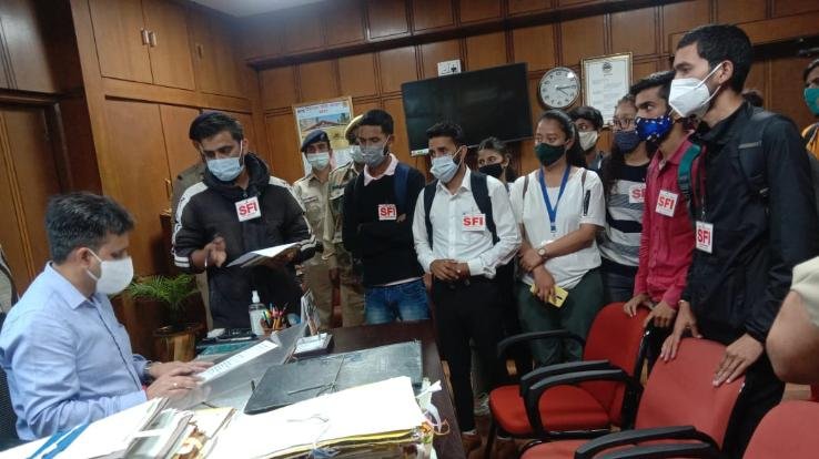 शिमला : एसएफआई हिमाचल प्रदेश विश्वविद्यालय इकाई द्वारा कुलसचिव को मांगों को लेकर सौंपा गया ज्ञापन