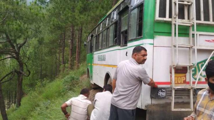 A road accident occurred in Sirmaur, a private bus full of passengers narrowly escaped after falling into the ditch