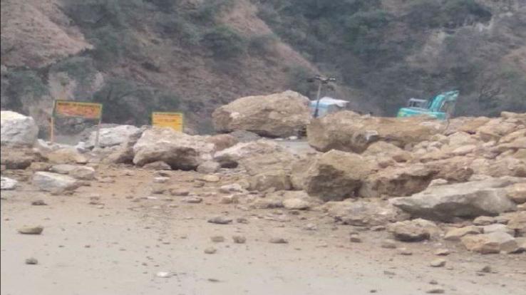 Landslide again on Chandigarh-Manali National Highway, vehicular movement stalled for three hours