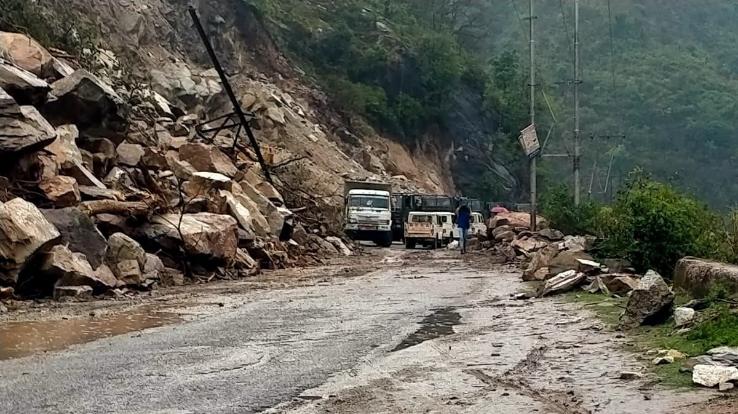 Man dies after flowing into a drain in Chamba district, Chandigarh-Manali highway closed again due to landslide