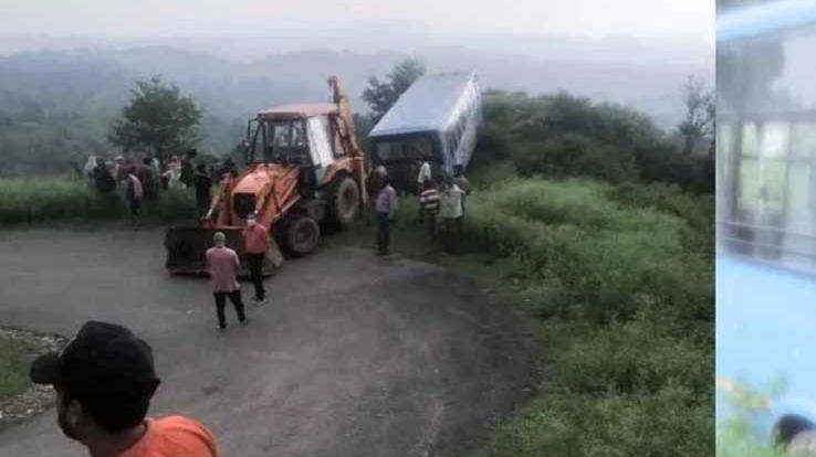 HRTC bus crashes in Kangra district's reconciliation, 10 people injured, rescue operation underway