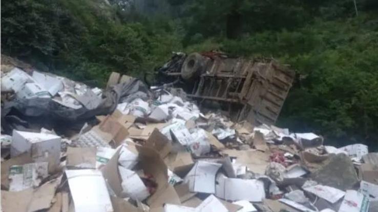 A truck laden with apples became a victim of an accident in Kotkhai