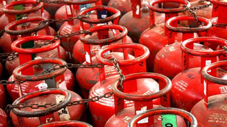 The new month started with the shock of inflation, the price of LPG cylinder increased by Rs 25