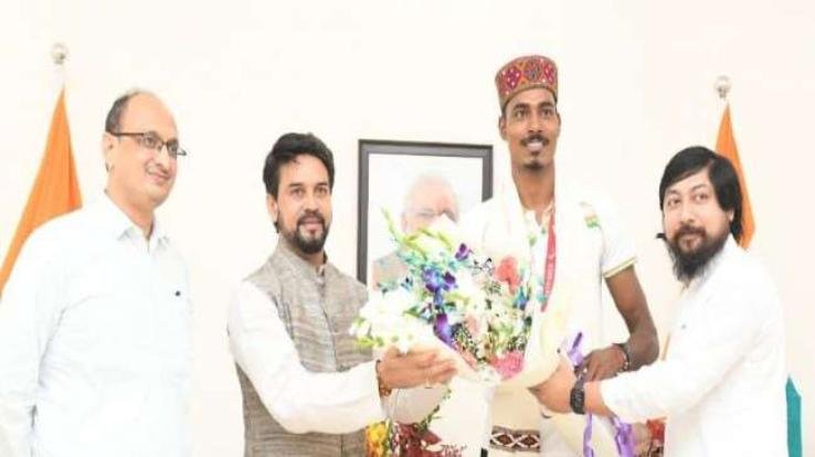 Union Sports Minister Anurag Thakur welcomes Nishad with Himachali tradition in Delhi