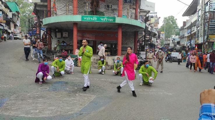 हमीरपुर : पुलिस के कलाकारों ने नुक्कड़ नाटक के माध्यम से दिया कोरोना से बचाव का संदेश