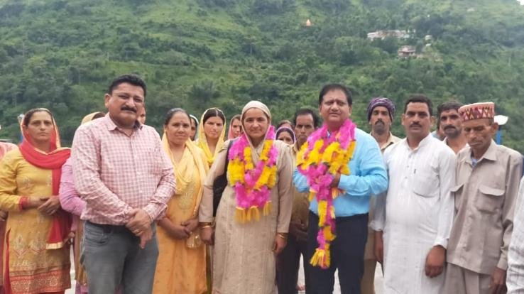 दाड़लाघाट : जन सम्पर्क अभियान के तहत ग्राम पंचायत चाखड पहुंचे प्रदेश कांग्रेस कमेटी के सचिव राजेन्द्र ठाकुर