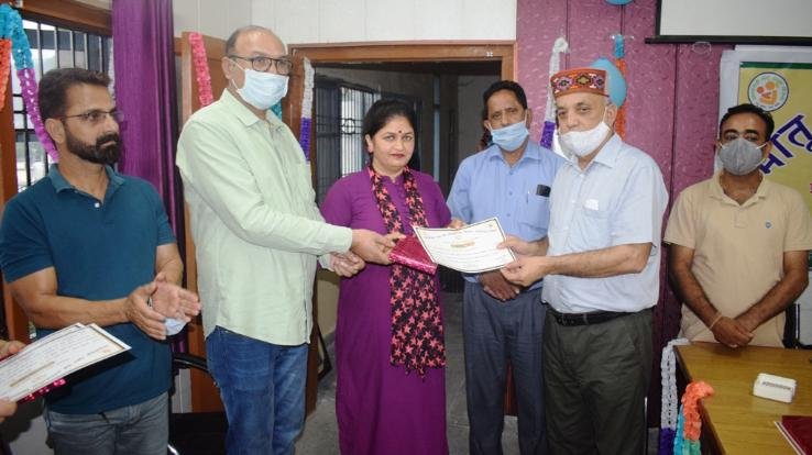 हमीरपुर : मातृ वंदना योजना में सराहनीय कार्य करने वाली आंगनबाड़ी कर्मचारी सम्मानित