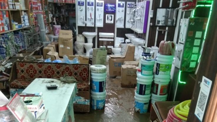 Kullu: Due to heavy rains, debris entered houses and shops