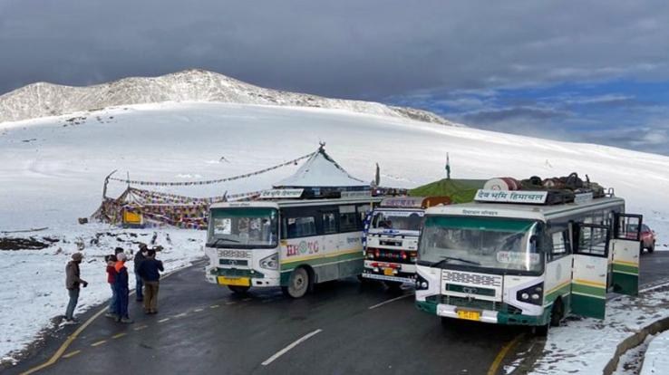 The weather took a turn in the state, there was snow on the high peaks of Manali and Lahaul