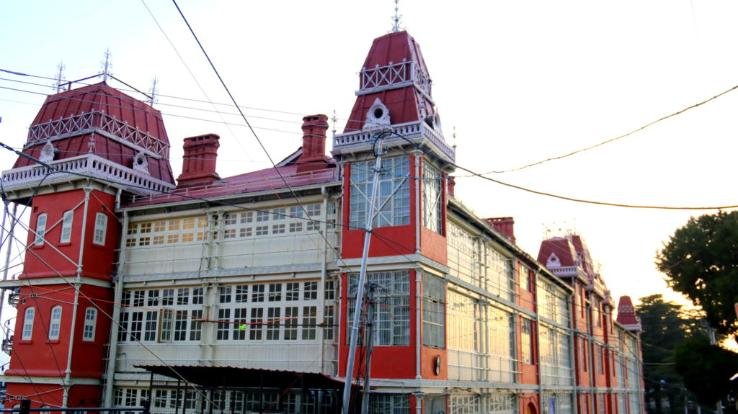 The center of attraction in Shimla is the earthquake resistant building of British rule