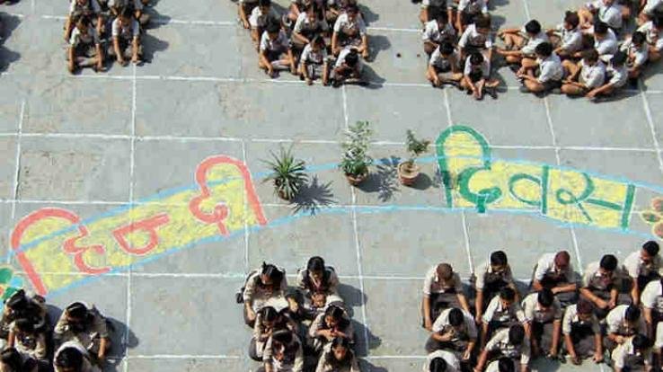 P.M.-Modi-takes-blessings-for-hindi-day 