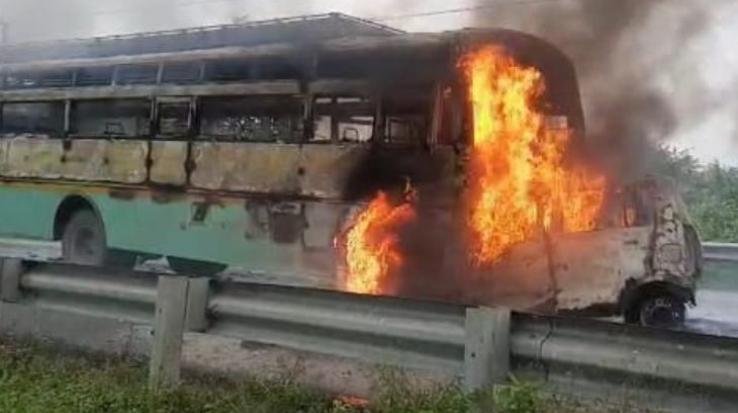 Massive collision between bus and car in Jharkhand, five people burnt alive