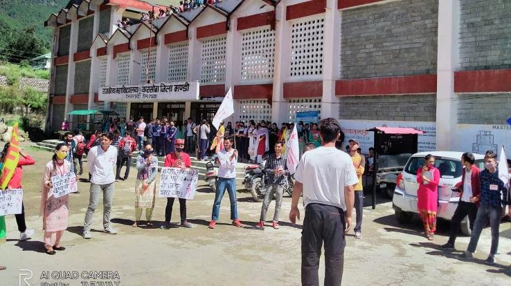 करसोग : एसएफआई इकाई करसोग ने मांगों को लेकर सौंपा ज्ञापन