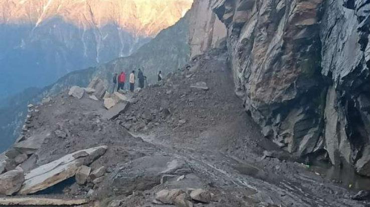 Himachal Pradesh: Landslide on Manali-Leh road, hundreds of vehicles stranded