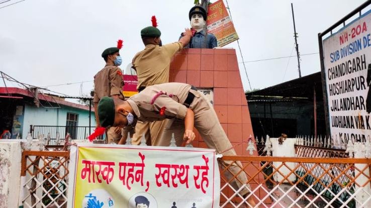  देहरा :एनसीसी कैडेट्स ने नेहरन पुखर में चलाया सफाई अभियान
