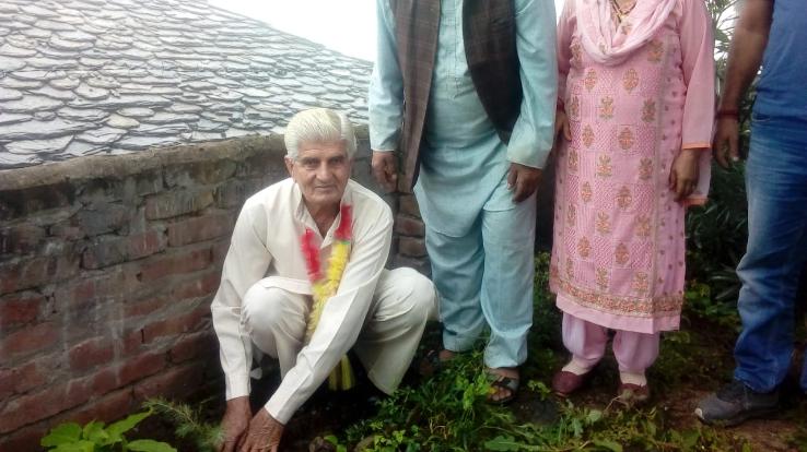 वरिष्ठ नागरिक सम्मान दिवस पर राजगढ़ में वरिष्ठ नागरिकों द्वारा किया गया पौधरोपण
