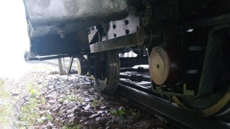 Two wheels of the train derailed, all passengers safe