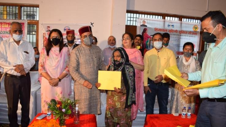 Health Minister distributed 17,059 LPG connections free of cost in Solan district