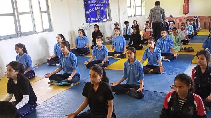 Sujanpur: Yoga lesson taught to students under social consciousness campaign
