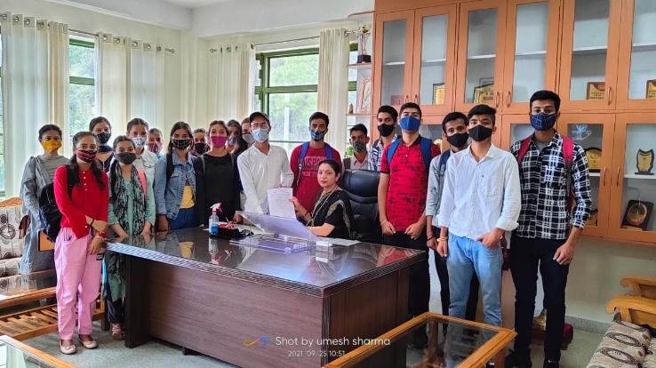 Akhil Bharatiya Vidyarthi Parishad Dhami unit submitted a memorandum to the Regional Manager of the Transport Department