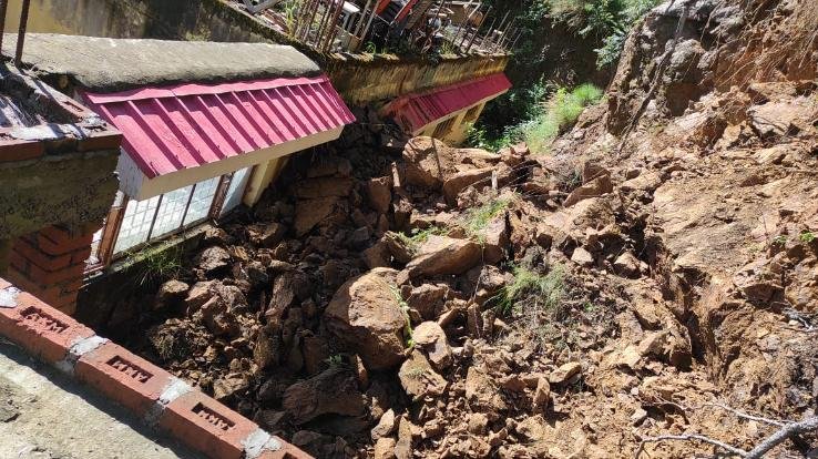 Darlaghat: Government Senior Secondary School Chandi's building was damaged due to landslide