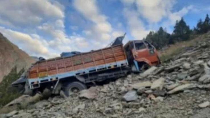 Lahaul Spiti: Truck crashed in Darcha village, two people died