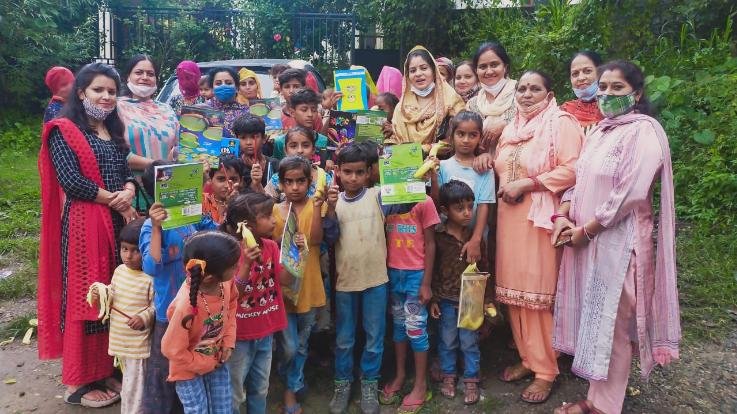 Joginder Nagar: BJP Mahila Morcha distributed copies, pencils and fruits to the children under the service dedication campaign