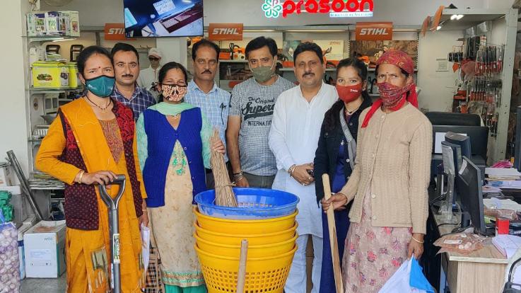 कुल्लू : सारी गांव की महिलाओं को कारसेवा के आजीवन सदस्य प्रसून शर्मा ने दिया सफाई अभियान के लिए सम्मान