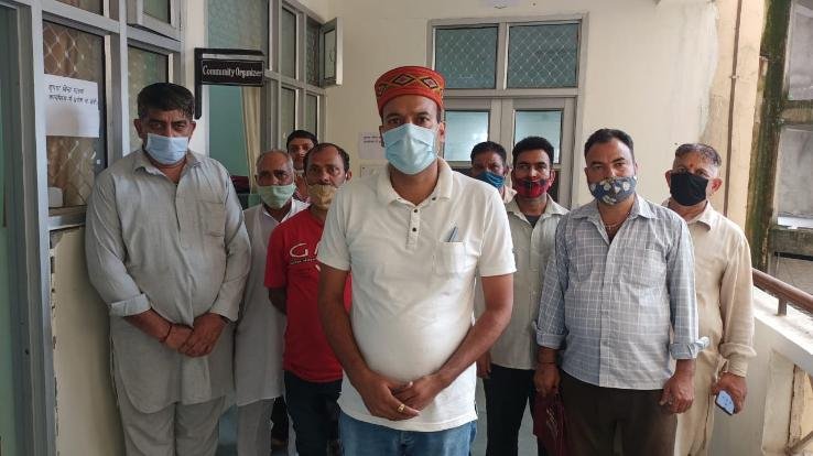 जोगिन्दर नगर : व्यापार मंडल के अध्यक्ष अजय धरवाल के नेतृत्व में रेहड़ी फड़ी वालों ने SDM को सौंपा ज्ञापन