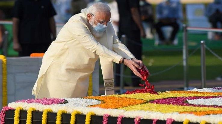 PM Modi paid tribute to Bapu by visiting Rajghat, said this