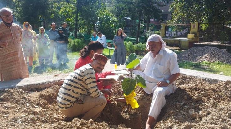   शिव भूमि स्थित पुष्प वाटिका में  पीपल के पौधे की कि गई स्थापना 