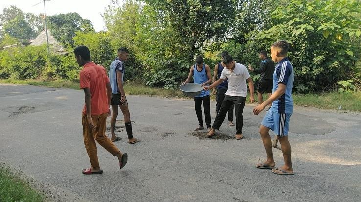 Jwalamukhi: Youths set an example of a pit lying on the National Highway filled with soil