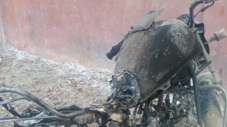 Indore: Mischievous elements set fire to the motorcycle of a young man who went to see Ramlila