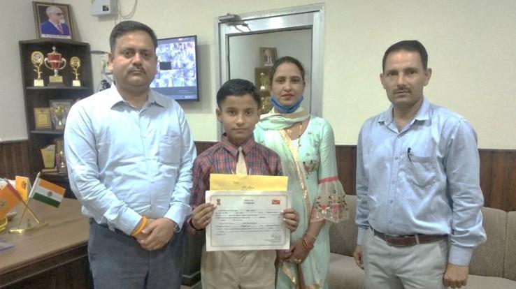 Jwalamukhi: Harshit Kaundal of DAV School got third place in the competition organized by Postal Association