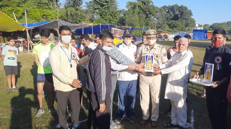 Khundia-station-in-charge-Pyaar-Chand-launched-10-km-marathon