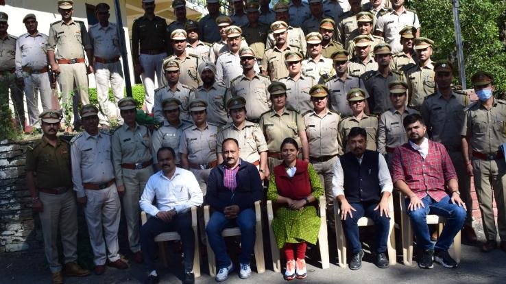 नाहन :वन विभाग में 14 वर्ष का सेवाकाल पूर्ण कर चुके वन रक्षकों को किया सम्मानित