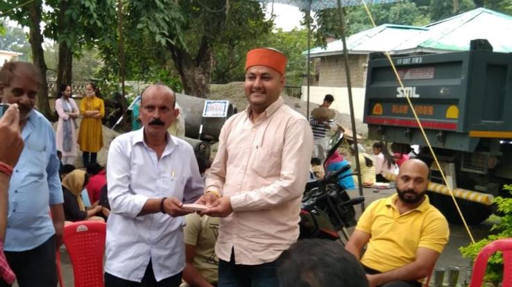 जसवां-परागपुर : समाजसेवी मुकेश ठाकुर ने जरूरतमंद स्कूली बच्चों को वितरित की कॉपियां और किताबें