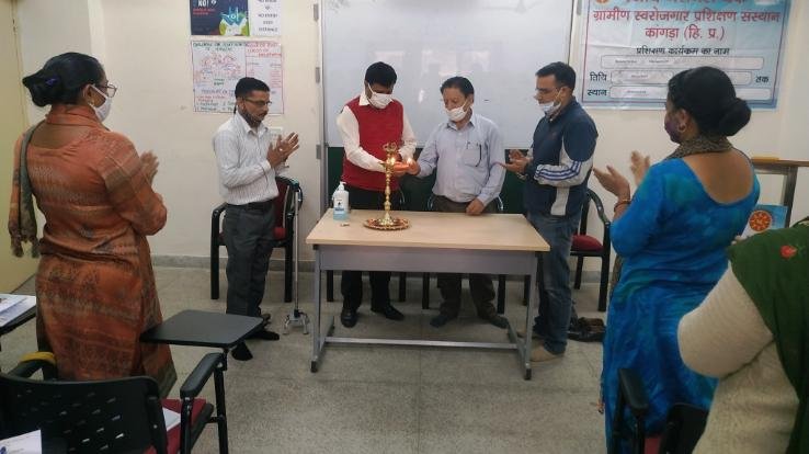 Dharamshala: PNB RSETI started beauty parlor training